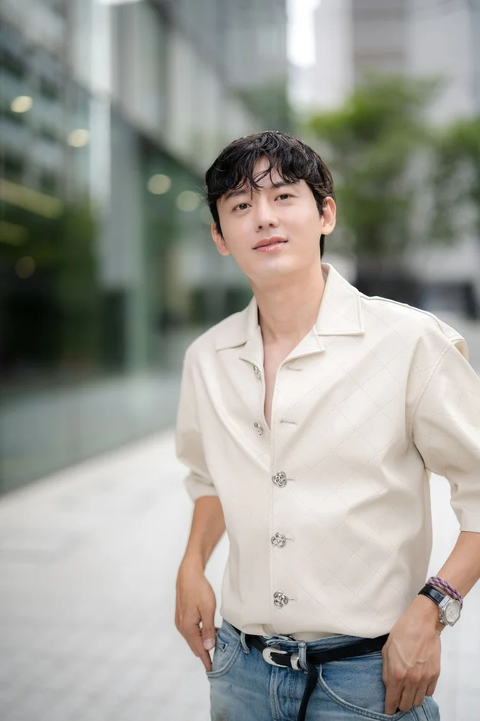 様々な表情をつくってくださるジフンさん。さすがプロの俳優…（▶次へ）