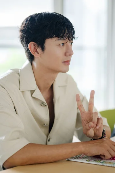 インタビューに真剣に答えてくださる中でも、カメラマンへの気遣いとしてカメラに向かってピースをしてくださったジフンさん（笑）