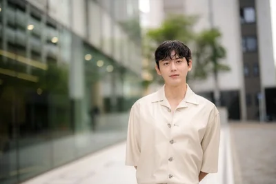 「こんな感じで…」とスタッフがモデルとなり事前に撮影したテスト画像を見せると「ナイス♪」とほめてくださったジフンさん。優しい！