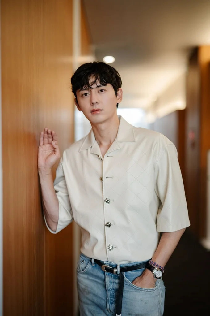 オフィスの廊下でも絵になるイ・ジフン（▶次へ）