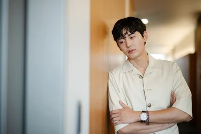 タイトな撮影時間の中、あらゆる表情をみせてくださるジフンさん（▶次へ）