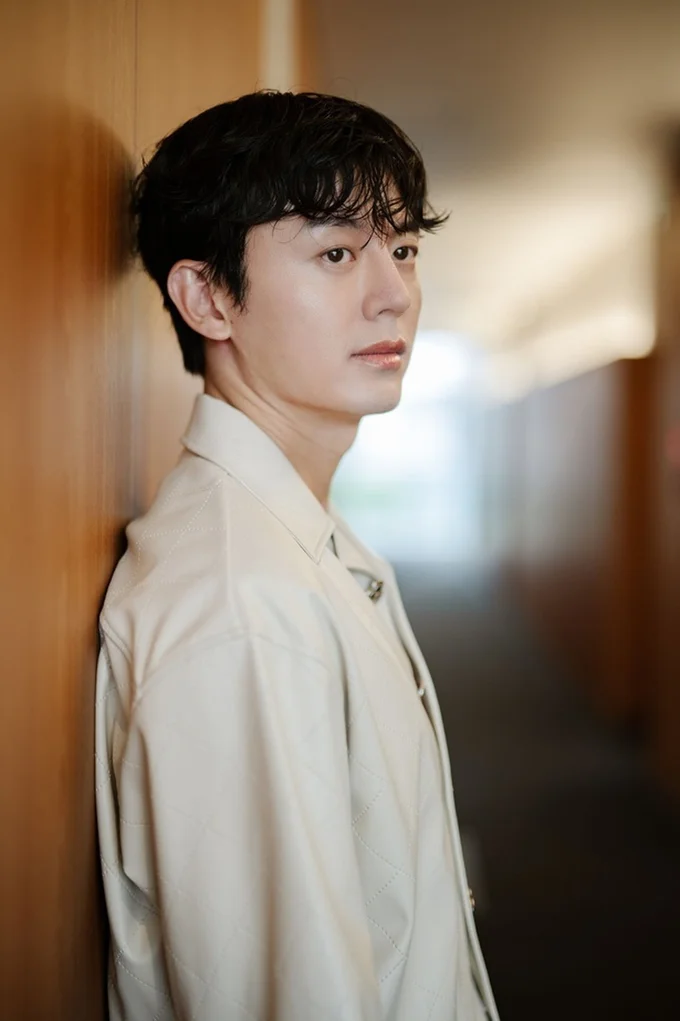 今回の映画『アンダー・ユア・ベッド』はセリフも少なく、難しい役だった（▶次へ）