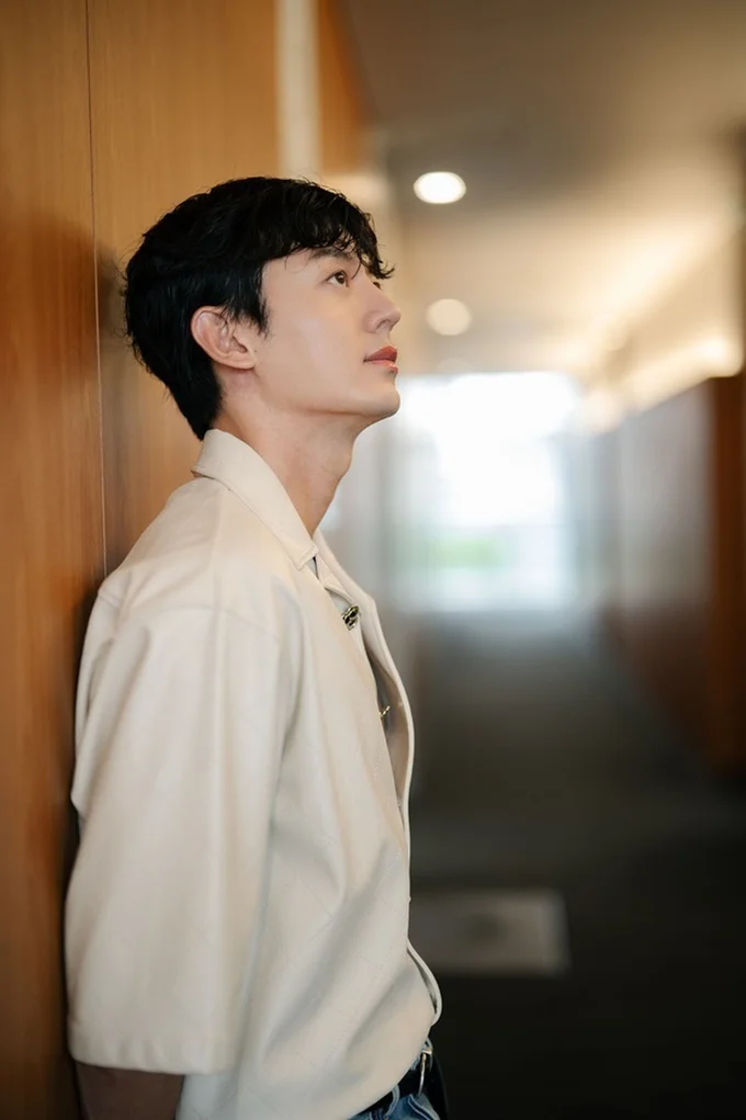 「横顔も撮影したい」とオーダーするといろいろな角度をつけてくださるジフンさん（▶次へ）