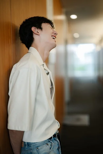 画像を見ながらジフンさんの写真に「いい感じ」「恰好いい！」とスタッフが感動コメントをしていたら、たまらず（？）吹き出すジフンさん。自然体の笑顔が撮れました！（▶次へ）