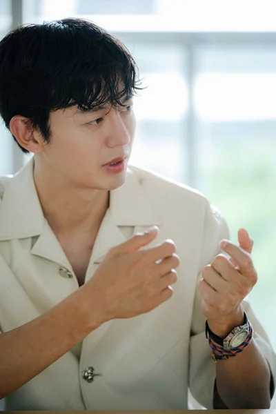 演技について語るときの真剣な眼差し（▶次へ）