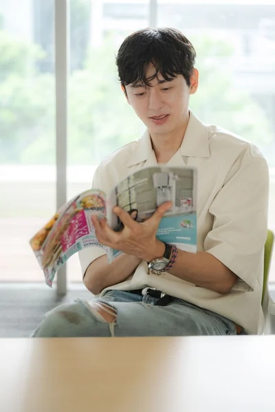 レタスクラブを真剣に読み込んでくださるイ・ジフンさん