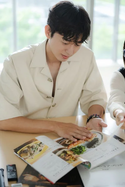 真剣に考えるジフンさん