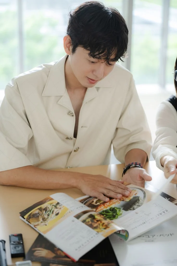 真剣に考えるジフンさん