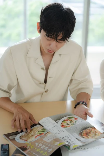 気になる料理を探すジフンさん