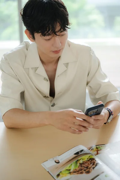 自分のスマホを取り出し、撮影した手作り料理を見せてくれようと…