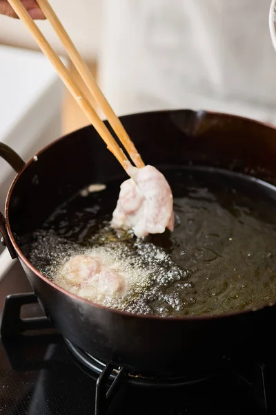 1に片栗粉をしっかりまぶし、Bにくぐらせて入れる