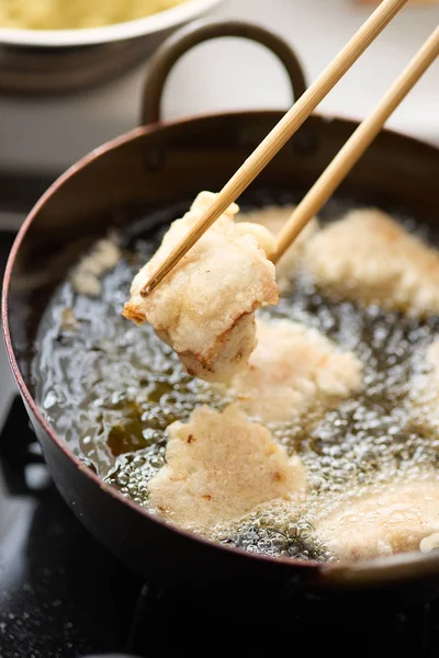 上下を返しながらこんがりとするまで6～7分揚げる