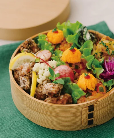 メインおかずはじゅわっとサクサクな唐揚げ