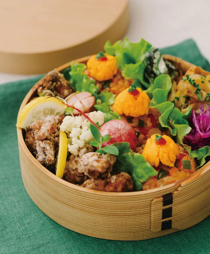 メインおかずはじゅわっとサクサクな唐揚げ