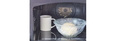 耐熱の大きめのマグカップに水1カップを入れ、ラップはかけずに電子レンジで2分加熱し庫内に置いたまま横に2を置く