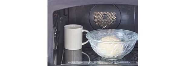 耐熱の大きめのマグカップに水1カップを入れ、ラップはかけずに電子レンジで2分加熱し庫内に置いたまま横に2を置く