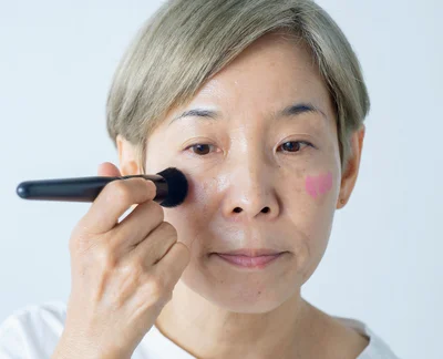 シミを徹底的に隠すため、チークを先に塗ります