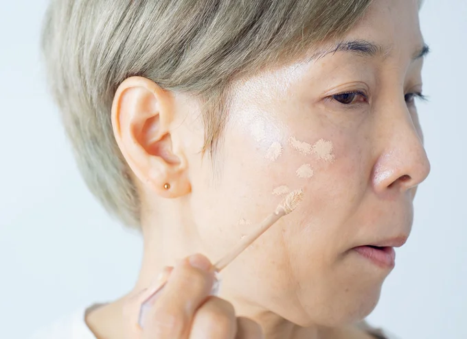 薄くつけるほどツヤが出るコンシーラー