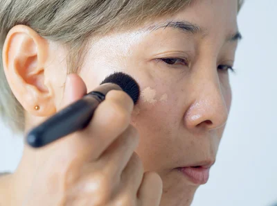 コンシーラーをぼかす際は指ではなくブラシを使うこと