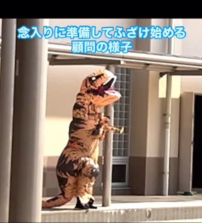 念入りな準備のうえふざける顧問の先生▶ミニリコーダーを吹きこなす先生 （⇒次へ）