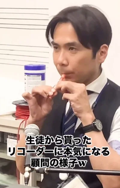 演奏後の満足げな表情にも注目 （⇒次のページからメンタル強め美女のコミックエッセイ『「イラッと」に効くとっておきの合言葉がありますよ』が読めます）