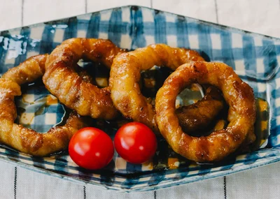 玉ねぎを薄切りの豚バラで巻き巻き「トンでリング」