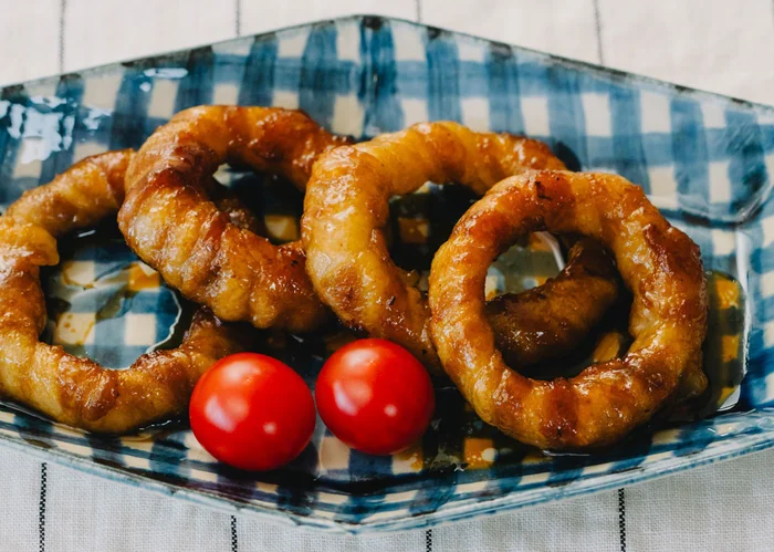 玉ねぎを薄切りの豚バラで巻き巻き「トンでリング」