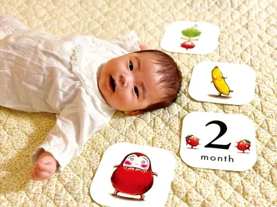 月齢記録ができる特製マンスリーカード。節目節目の写真撮影をだるまさんと一緒に