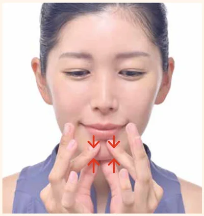 フェイスラインを寄せて引っ張る