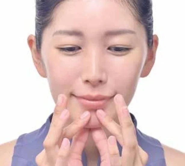 ティッシュをつまむような力加減で！ 指リンパで「リフトアップマッサージ」