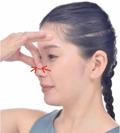 鼻を寄せて引っ張る