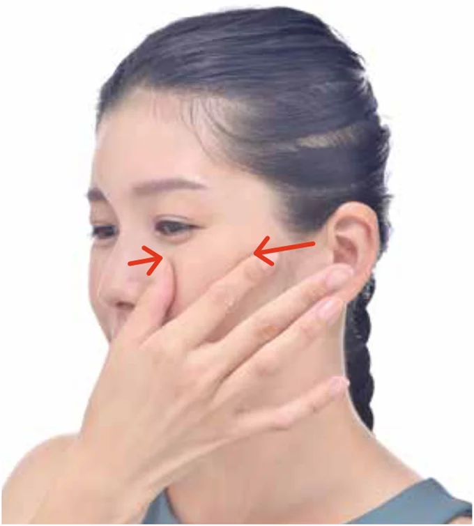 頰を寄せて引っ張る