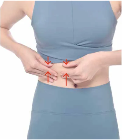 右の肋骨の下を寄せて引っ張る