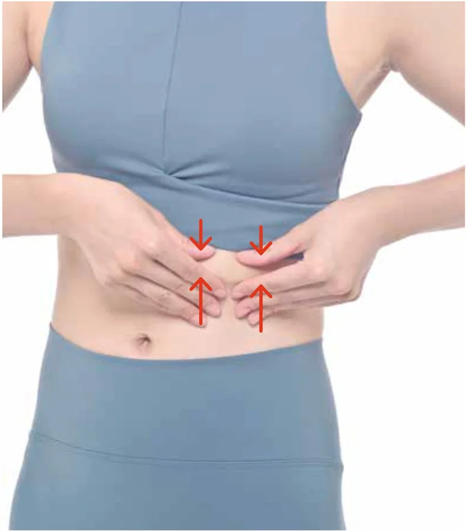 左の肋骨の下を寄せて引っ張る