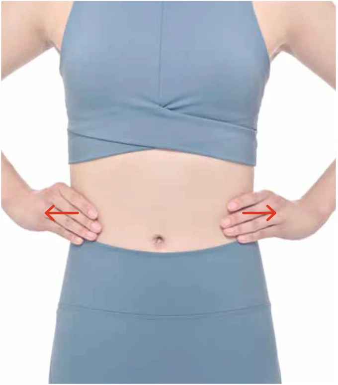 ウエストを寄せて引っ張る