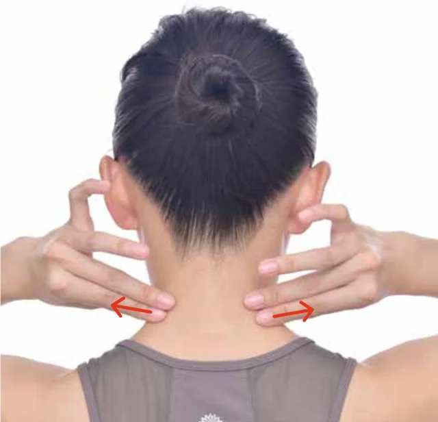 スマホを見ているときはどんな姿勢？ 「首こり」に指リンパ