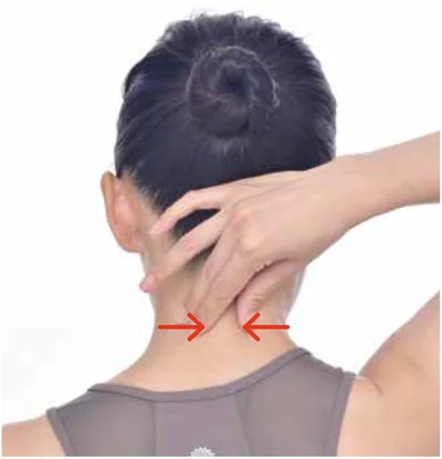 第7頸椎を寄せて引っ張る