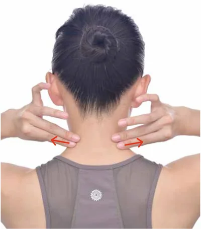 第7頸椎の両脇を寄せて引っ張る