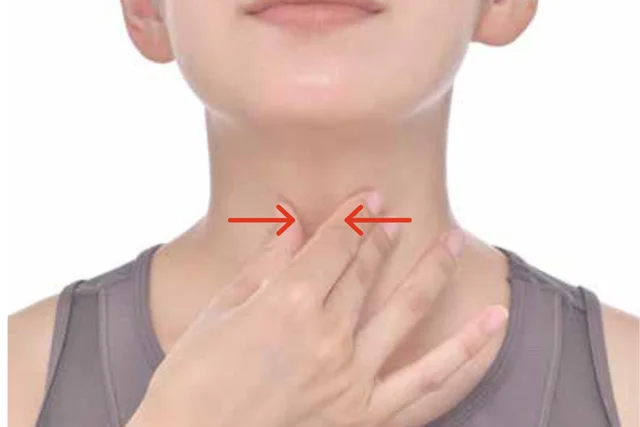 乾燥が気になる季節に。指リンパで「せき・のどの痛み」対策