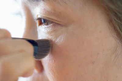 ブラシでやさしく丁寧にぼかす