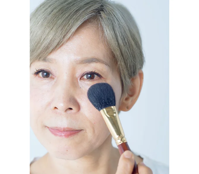 もしもシワを飛ばそうとしてパールのハイライトを使っているなら、すぐやめて!