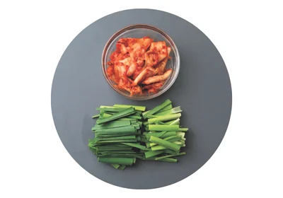 後入れする具(白菜キムチ、にら)