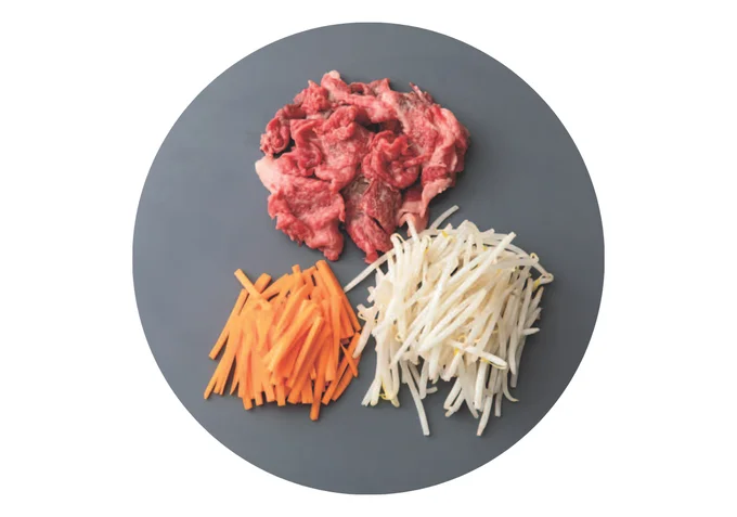 炊き込む具(牛切り落とし肉、にんじん、もやし)…さらに後入れする具はこちら!(▶︎次へ)