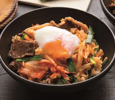 牛肉＆野菜と卵で栄養満点！お手軽に韓国気分を味わう「炊き込みビビンバ」