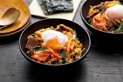 甘辛いしっかり味の具とご飯に、卵をからめてごちそう感をアップ「炊き込みビビンバ」