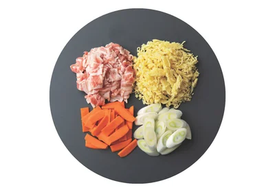 炊き込む具(豚バラ薄切り肉、にんじん、長ねぎ、焼きそば用麺)…さらに後入れする具はこちら！(▶︎次へ)
