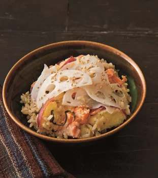 味の決め手は塩昆布＆バター！うまみとコクが効いた「鮭とさつまいもの炊き込みご飯」