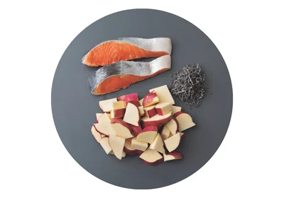 炊き込む具(塩鮭、さつまいも、塩昆布)…さらに後入れする具はこちら！(▶︎次へ)