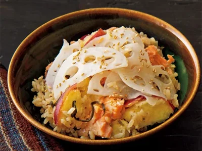 塩昆布のうまみ、バターのコクで味わい深く「鮭とさつまいもの炊き込みご飯」