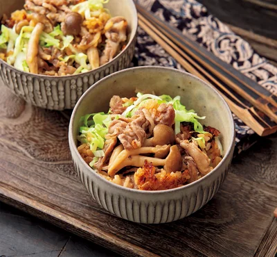 炊飯器でご飯も！おかずも！「おかわり」の声が止まらない「豚しょうが焼き風炊き込みご飯」